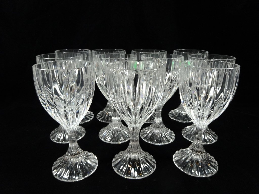 11 CRYSTAL WINE GLASSES, APPROX 6 3/8"H, ONE CHIPPED: 11 CRYSTAL WINE GLASSES, APPROX 6 3/8"H, ONE CHIPPED