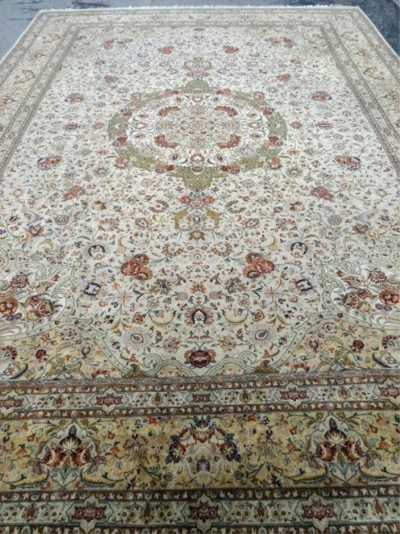 LARGE PERSIAN STYLE WOOL RUG, IVORY FIELD WITH FOLIATE (1 of 10)