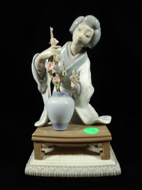 RETIRED LLADRO PORCELAIN FIGURINE "ORIENTAL GIRL", (1 of 8)