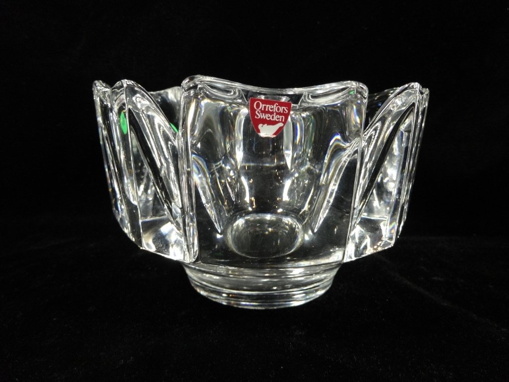 ORREFORS CRYSTAL BOWL, SIGNED, APPROX 3.75" X 5.75": ORREFORS CRYSTAL BOWL, SIGNED, APPROX 3.75" X 5.75"