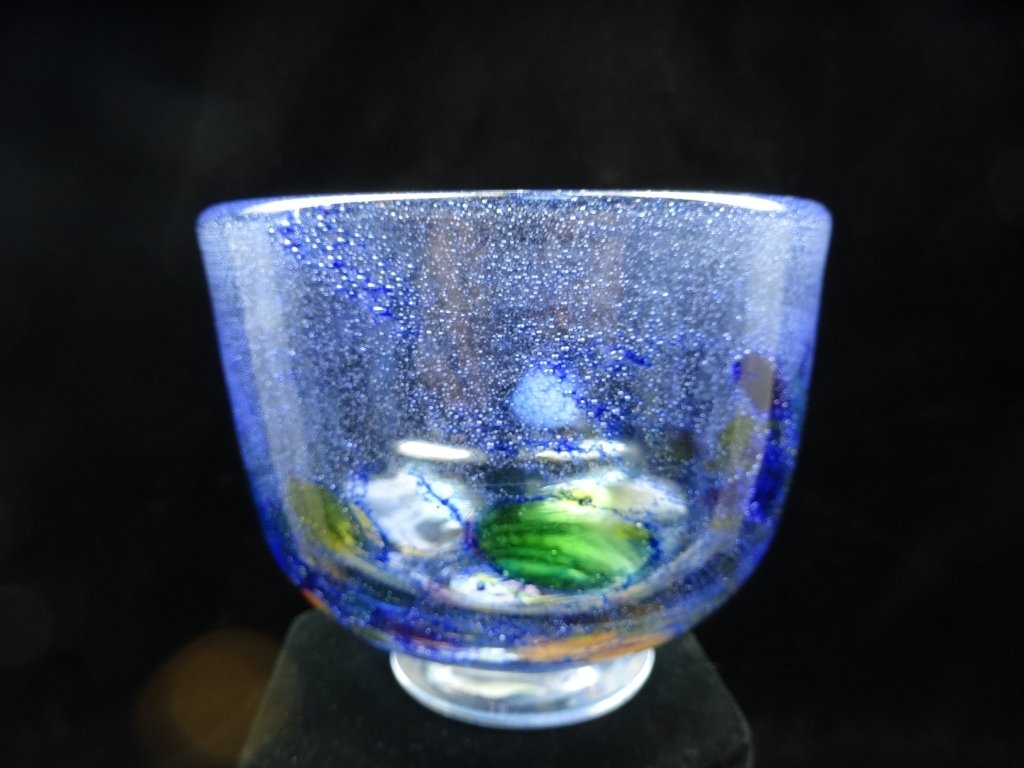 BERTIL VALLIEN KOSTA BODA BLUE ART GLASS BOWL, SIGNED: BERTIL VALLIEN KOSTA BODA BLUE ART GLASS BOWL, SIGNED ON BASE, APPROX 3.25" X 4"