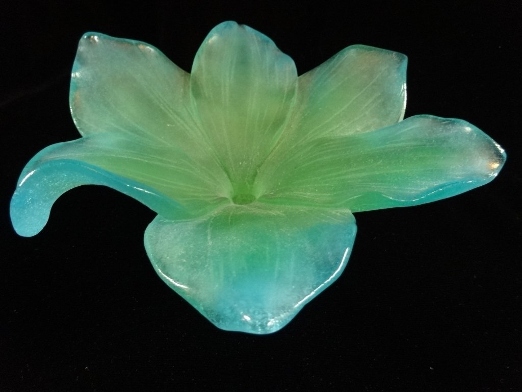 DAUM FRANCE PATE DE VERRE CRYSTAL AMARYLLIS BOWL: DAUM FRANCE PATE DE VERRE CRYSTAL AMARYLLIS BOWL (VIDE-POCHE AMARYLLIS), WITH ORIGINAL BOX, ETCHED DAUM FRANCE MARK, EXCELLENT CONDITION, 7.25"W, SKU9145.76
