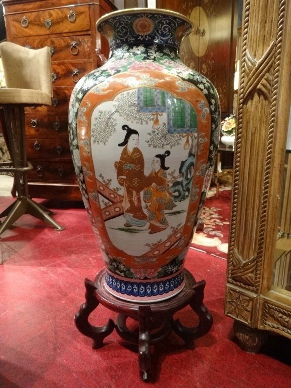 LARGE CHINESE PORCELAIN VASE, PAINTED FIGURAL SCENES, (1 of 5)