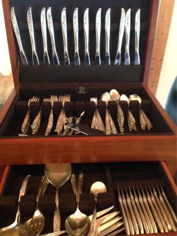 126 PC WALLACE STERLING SILVER FLATWARE, DEBUTANTE (1 of 5)