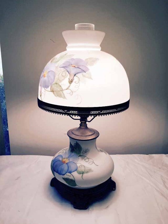 WHITE GLASS HURRICANE LAMP WITH PAINTED FLORALS, SIGNED: WHITE GLASS HURRICANE LAMP WITH PAINTED FLORALS, SIGNED BY ARTIST D. HAYS, APPROX 20"H, SKU9209
