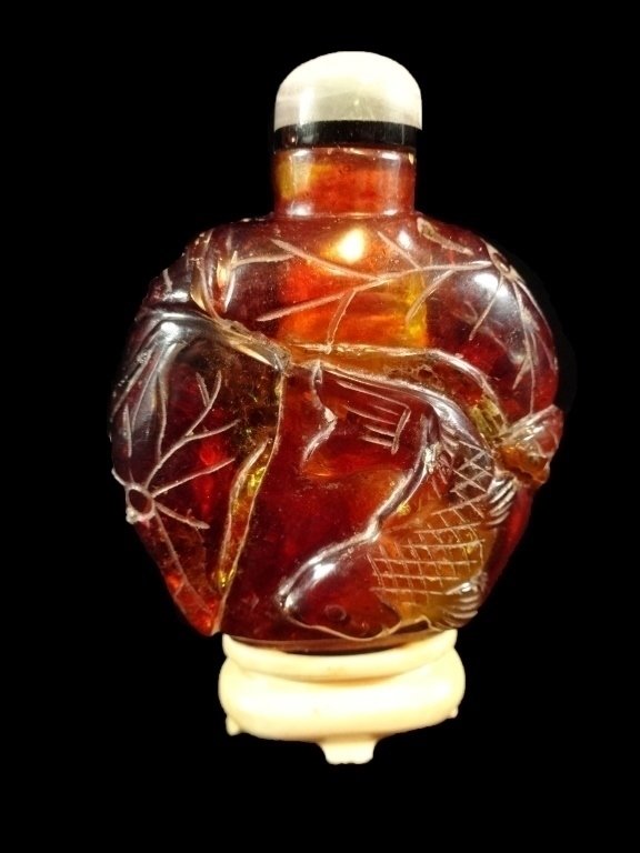 SPHALERITE SNUFF BOTTLE WITH A KOI FISH AND LILY LEAF (1 of 5)