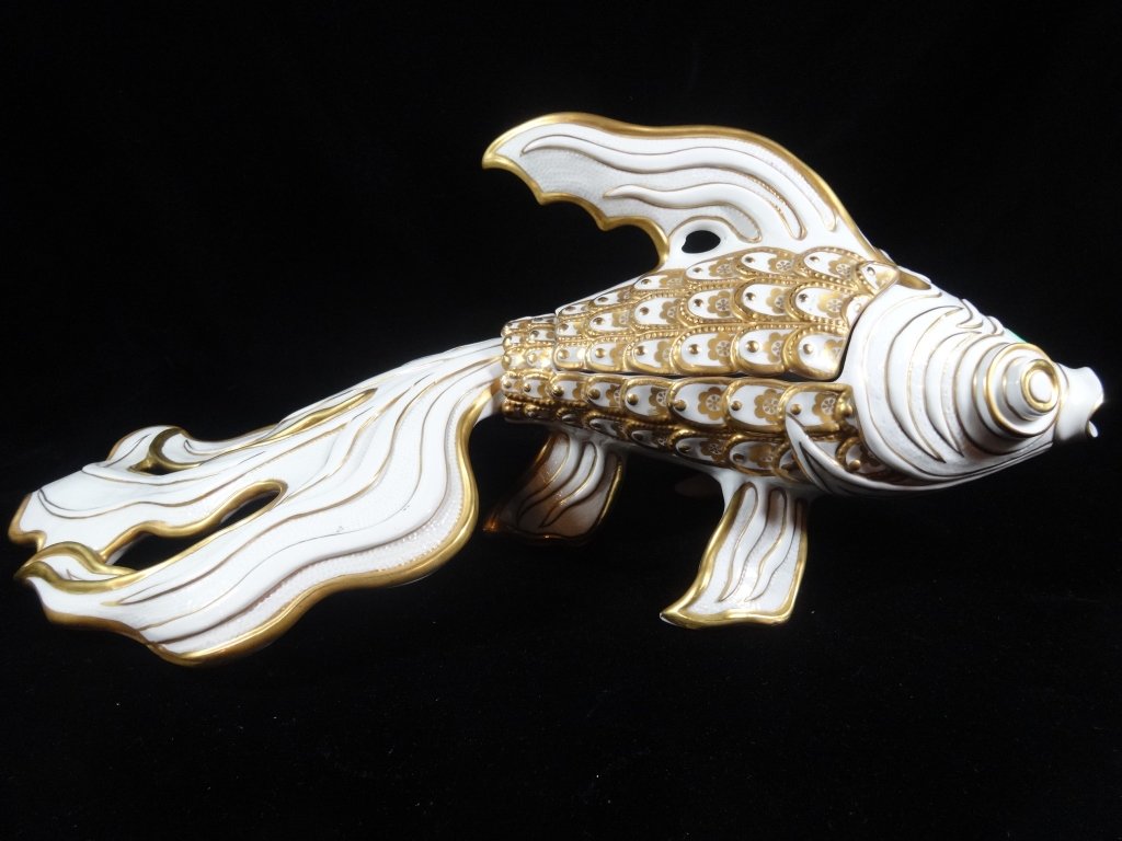 LARGE MANGANI GOLD AND WHITE PORCELAIN FISH BOX WITH (1 of 10)