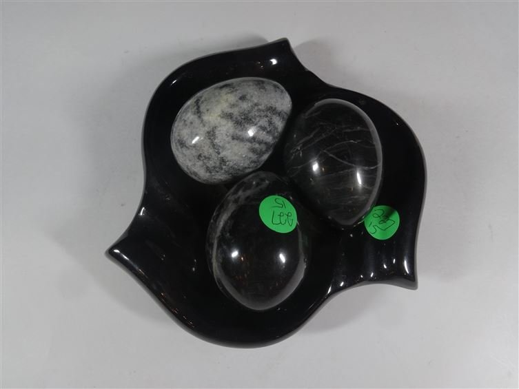 4 PC LOT 3 MARBLE EGGS, CERAMIC ASHTRAY, EGGS MEASURE: 4 PC LOT 3 MARBLE EGGS, CERAMIC ASHTRAY, EGGS MEASURE 3", ASHTRAY 7.5", SKU227.15