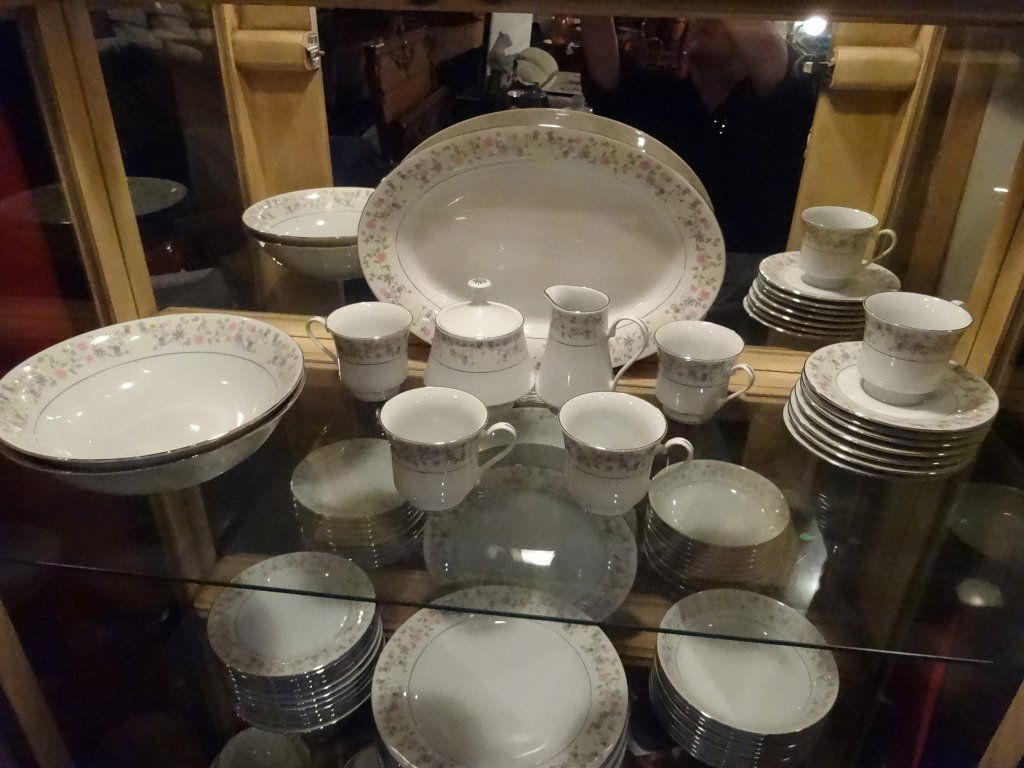 49 PC CHINA PEARL CHINA SERVICE, INCLUDES 11 PLATES, 11 (1 of 4)