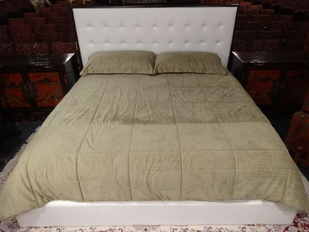 MODERN DESIGN KING BED WITH STORAGE IN BASE, BUTTON (1 of 6)