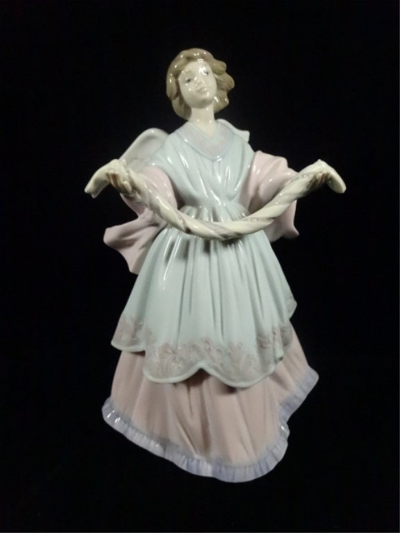RETIRED LLADRO PORCELAIN FIGURINE "JOYFUL OFFERING", (1 of 5)