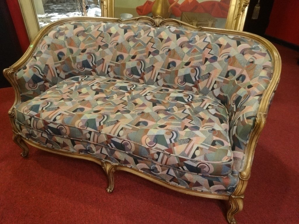 HENREDON LOUIS XV STYLE LOVESEAT, WITH GEOMETRIC DECO: HENREDON LOUIS XV STYLE LOVESEAT, WITH GEOMETRIC DECO UPHOLSTERY, #1 OF TWO MATCHING LOVESEATS THIS AUCTION (EACH SOLD SEPARATELY), EXCELLENT GENTLY USED VINTAGE CONDITION, SKU298.02