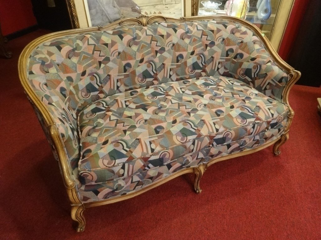 HENREDON LOUIS XV STYLE LOVESEAT, WITH GEOMETRIC DECO: HENREDON LOUIS XV STYLE LOVESEAT, WITH GEOMETRIC DECO UPHOLSTERY, #2 OF TWO MATCHING LOVESEATS THIS AUCTION (EACH SOLD SEPARATELY), EXCELLENT GENTLY USED VINTAGE CONDITION, SKU298.02