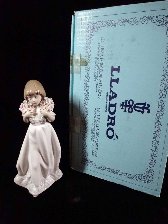 RETIRED LLADRO PORCELAIN FIGURINE "SPRING BOUQUETS", (1 of 7)