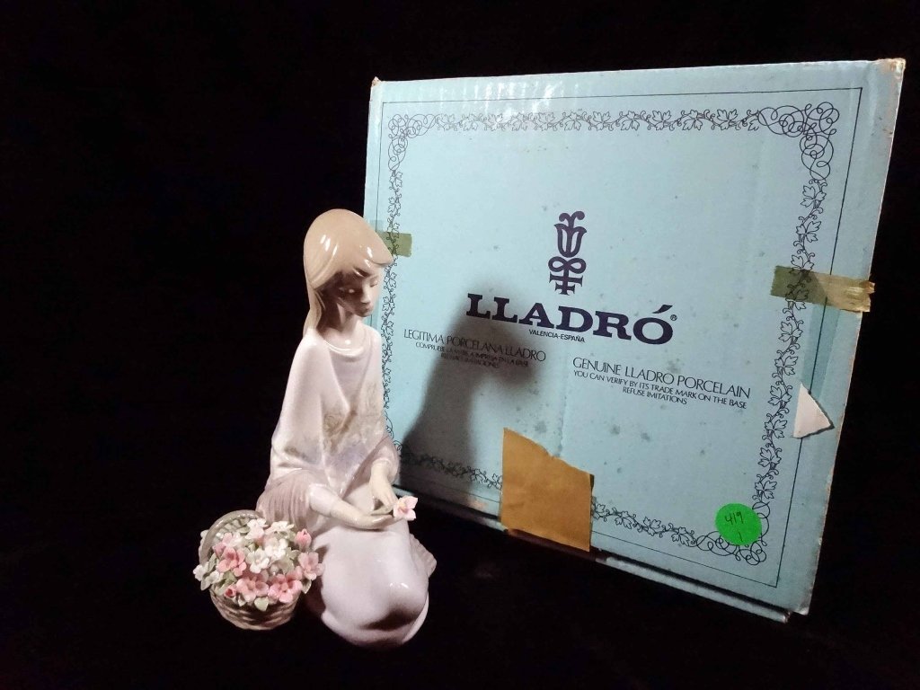 RETIRED LLADRO PORCELAIN FIGURINE "FLOWER SONG", #7607, (1 of 8)
