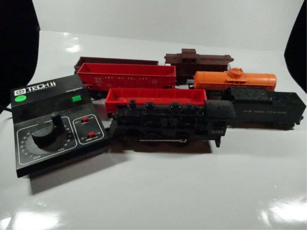 8 PC LIONEL TRAIN EQUIPMENT, INCLUDES LOCOMOTIVE 1061, (1 of 8)