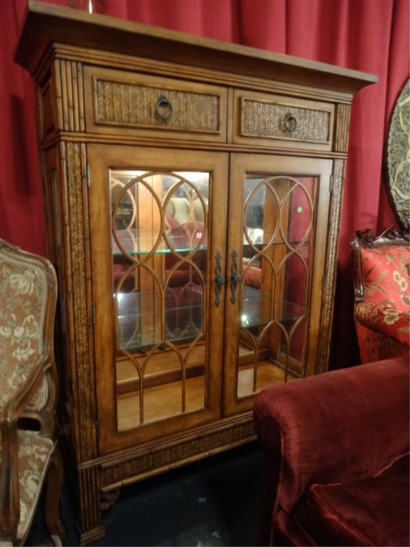 BROYHILL WOOD AND RATTAN LIGHTED CABINET, MIRRORED: BROYHILL WOOD AND RATTAN LIGHTED CABINET, MIRRORED BACK, GLASS SHELVES, 2 UPPER DRAWERS, EXCELLENT GENTLY USED CONDITION, APPROX 4; X 6', SKU418