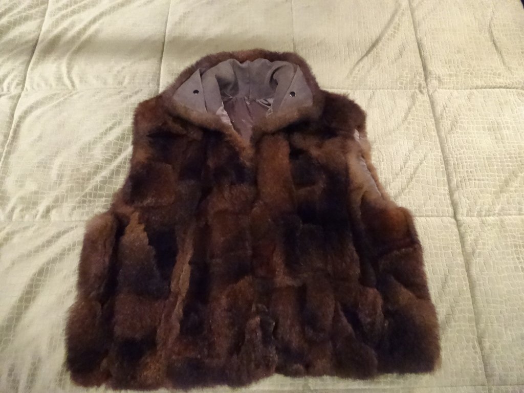 FUR VEST, SIZE XL, EXCELLENT CONDITION: FUR VEST, SIZE XL, EXCELLENT CONDITION