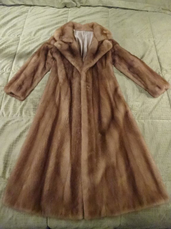 FULL LENGTH MINK COAT, SIZE SMALL, EXCELLENT CONDITION: FULL LENGTH MINK COAT, SIZE SMALL, EXCELLENT CONDITION