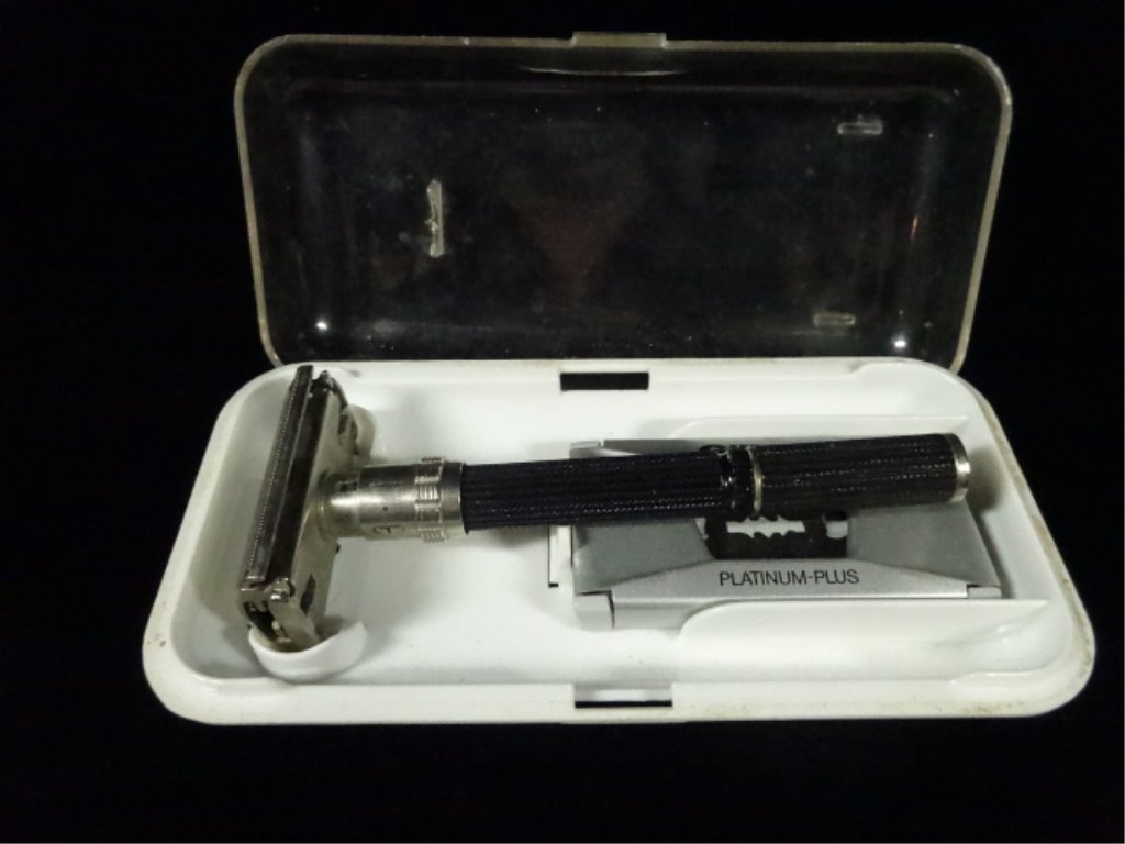 VINTAGE GILLETTE SAFETY RAZOR WITH PLASTIC CASE (1 of 7)