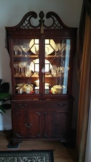 ANTIQUE MAHOGANY CHIPPENDALE CABINET, 2 UPPER GLASS (1 of 7)