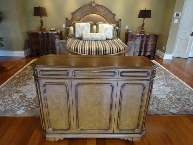 ELECTRIC TV STAND WITH REMOTE, CAN ACCOMMODATE 46"TV, M (1 of 3)