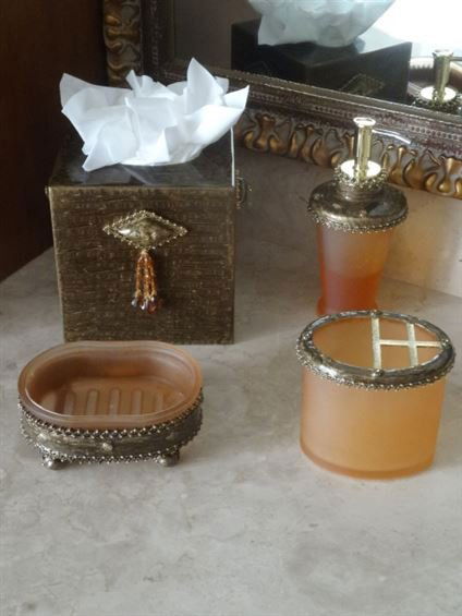 4 PC VANITY SET, TISSUE HOLDER, SOAP DISH, DISPENSER (1 of 4)