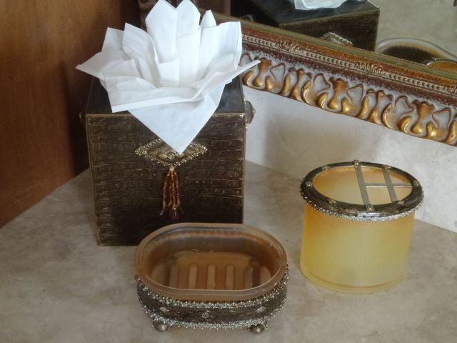 3 PC VANITY SET, TISSUE HOLDER, SOAP DISH, AND CUP (1 of 3)