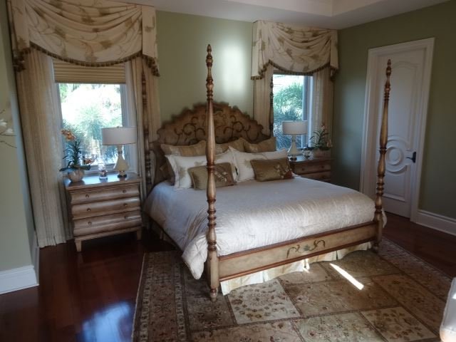 3 PC FRENCH STYLE KING 4 POST BED AND 2 NIGHTSTANDS, (1 of 10)