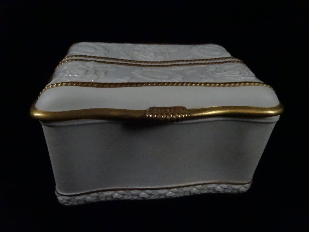 MOTTAHEDEH PORCELAIN BOX WITH LID, WHITE WITH GOLD: MOTTAHEDEH PORCELAIN BOX WITH LID, WHITE WITH GOLD TRIM, MADE IN ITALY, APPROX 3 7/8" X 6 1/4" X 5"