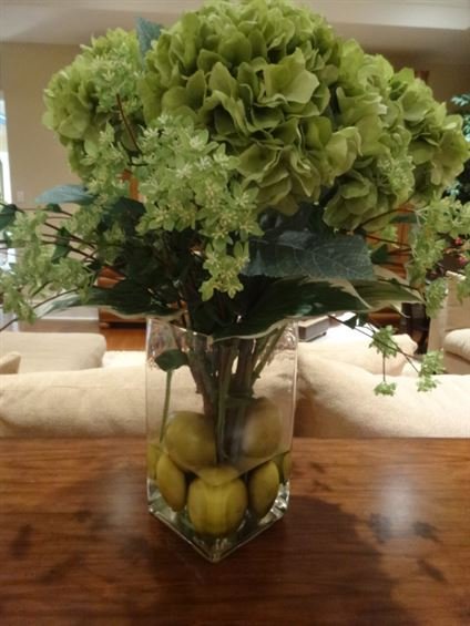 LARGE FAUX FOLIAGE ARRANGEMENT IN GLASS VASE WITH: LARGE FAUX FOLIAGE ARRANGEMENT IN GLASS VASE WITH LEMONS. APPROX 24"H