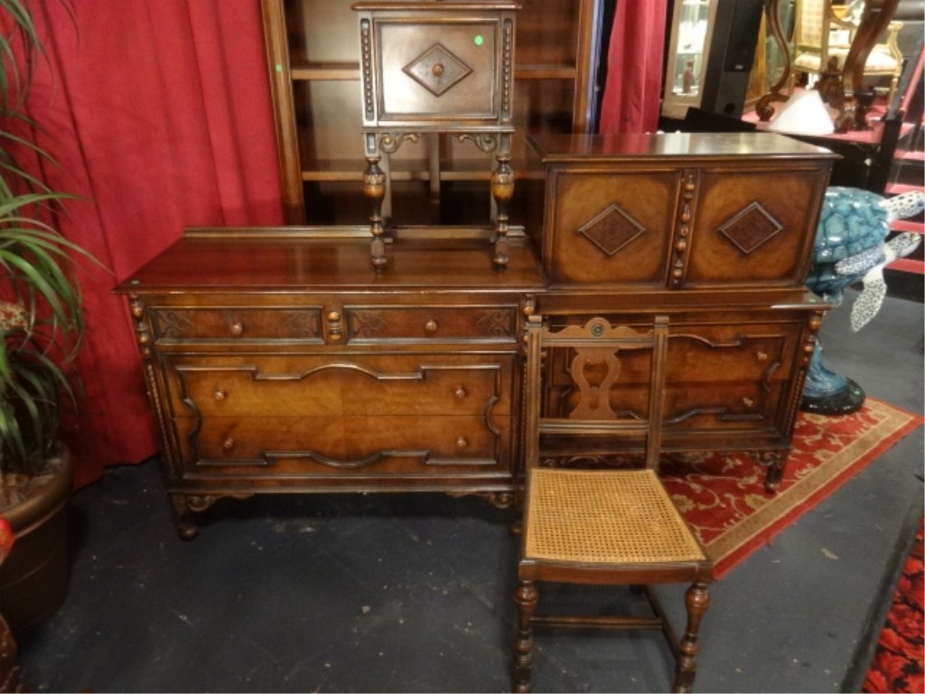 5 PC ANTIQUE BEDROOM SET, INCLUDES TALL CHEST, DRESSER,: 5 PC ANTIQUE BEDROOM SET, INCLUDES TALL CHEST, DRESSER, NIGHTSTAND, MIRROR AND CHAIR, MATCHING VANITY WITH STOOL SOLD SEPARATELY THIS AUCTION, VERY GOOD GENTLY USED CONDITION (MIRROR IS MISSING GLASS)