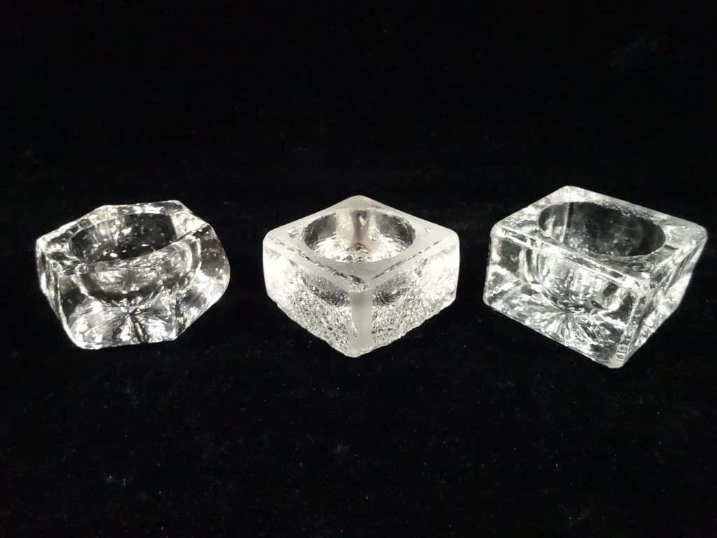3 PC ANTIQUE CRYSTAL INDIVIDUAL SALT CELLARS, CHIPS TO: 3 PC ANTIQUE CRYSTAL INDIVIDUAL SALT CELLARS, CHIPS TO BOTTOM OF CROSSHATCH DESIGN ON ONE, APPROX 2" ACROSS