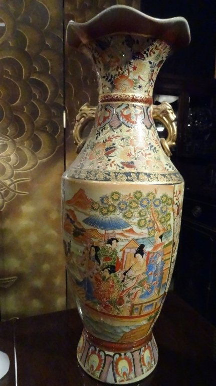 LARGE CHINESE PORCELAIN VASE, PAINTED FIGURAL SCENES, (1 of 5)