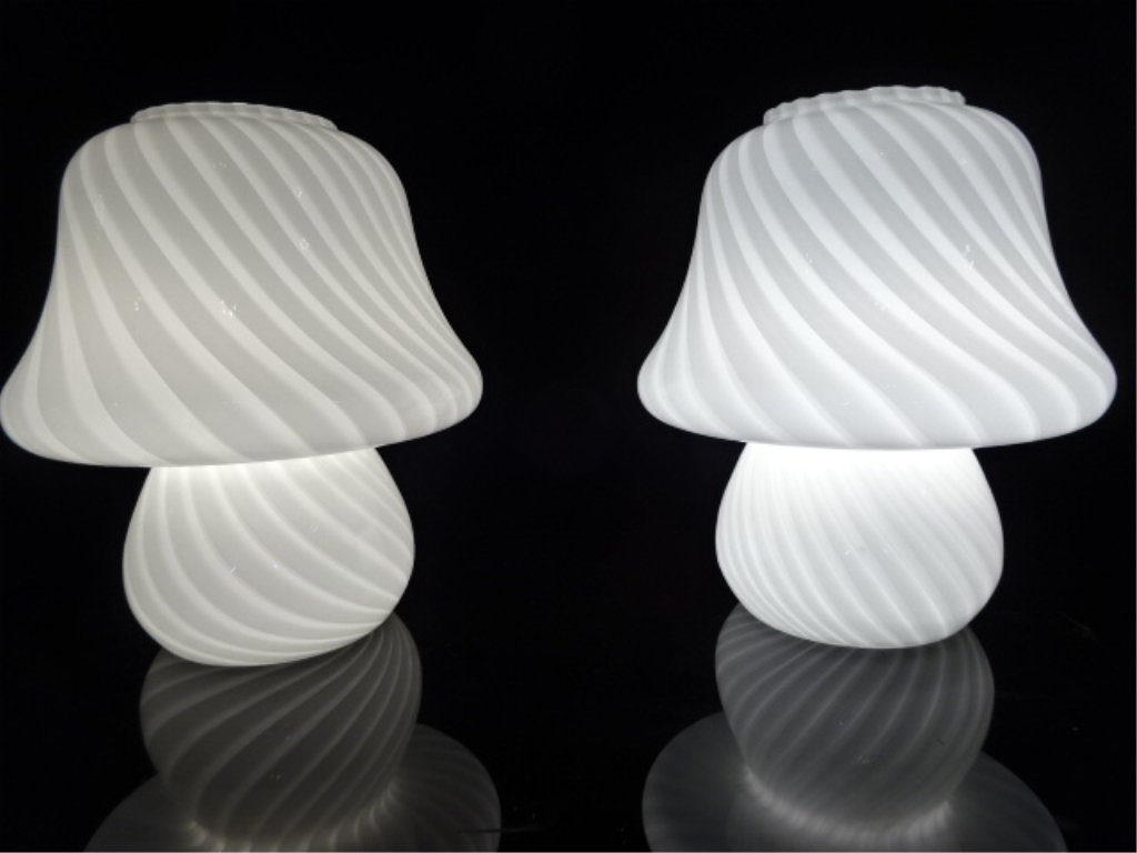 PAIR MID CENTURY VETRI MURANO MUSHROOM LAMPS, 1970's. (1 of 5)