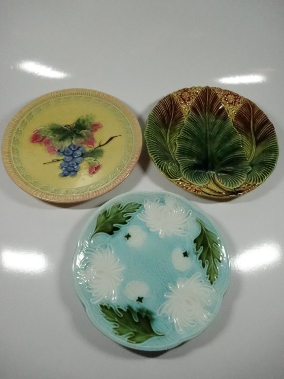 3 MAJOLLICA PLATES, INCLUDES BLACK FOREST ART POTTERY &: 3 MAJOLLICA PLATES, INCLUDES BLACK FOREST ART POTTERY & SMF SCHRAMBERG GERMANY, APPROX 7.75" DIAMETER