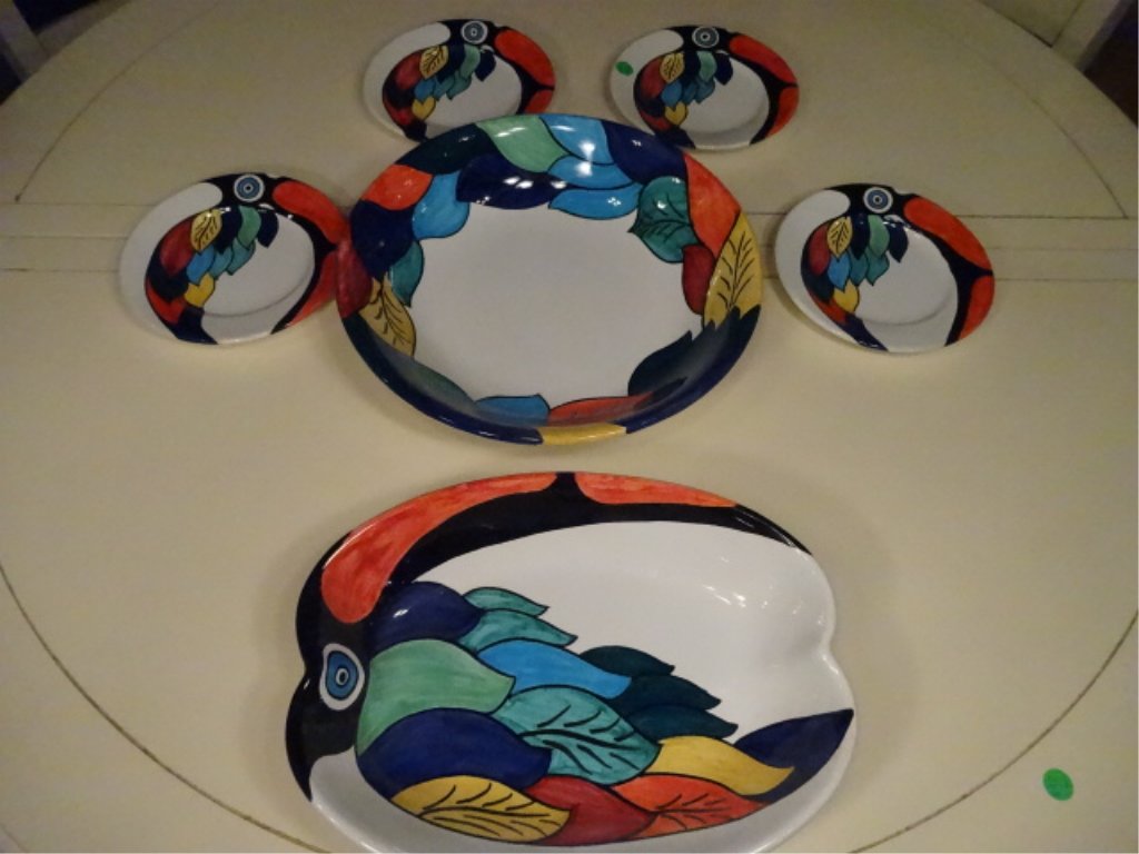6 PC ITALIAN DERUTA TOUCAN SERVEWARE, WITH PAINTED: 6 PC ITALIAN DERUTA TOUCAN SERVEWARE, WITH PAINTED TOUCAN BIRDS AND FOLIATE DESIGNS, INCLUDES LARGE OVAL BOWL, ROUND BOWL, AND 4 PLATES, MARKED GRATZIA DERUTA MADE IN ITALY, SKU683.22