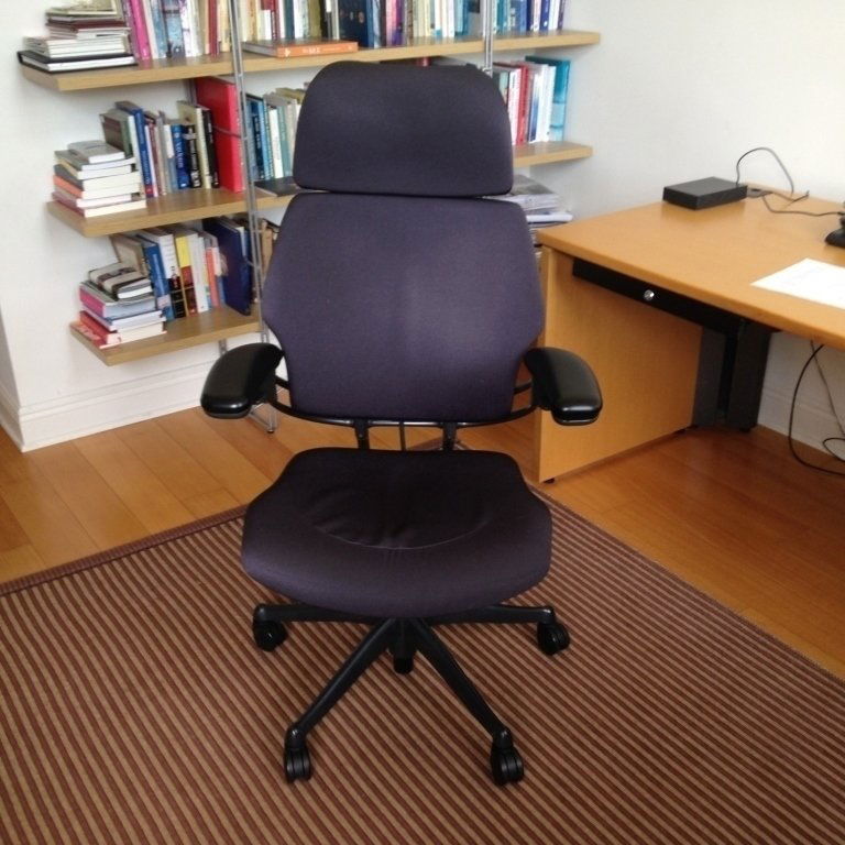 CONTEMPORARY DESK CHAIR ON CASTERS (1 of 1)