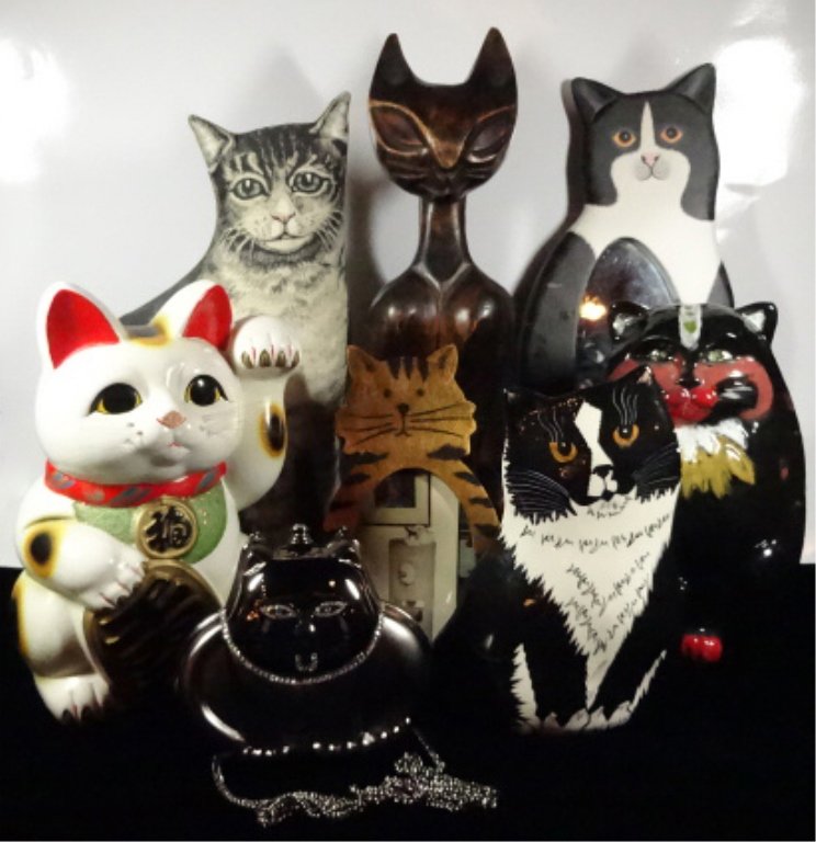 8 PC CAT THEMED ASSORTED DECORATIVE OBJECTS, INCLUDES: 8 PC CAT THEMED ASSORTED DECORATIVE OBJECTS, INCLUDES PURSE, BANK, MIRROR, PICTURE FRAME, DOOR STOPPER, CARVED WOOD SCULPTURE APPROX 16.25"H