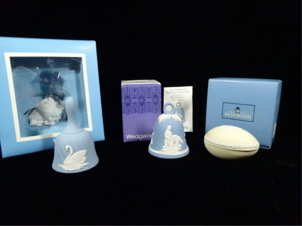 3 PC WEDGWOOD JASPERWARE, INCLUDES BLUE SWAN BELL, BLUE: 3 PC WEDGWOOD JASPERWARE, INCLUDES BLUE SWAN BELL, BLUE 1980 NEW YEAR BELL, AND YELLOW EASTER EGG