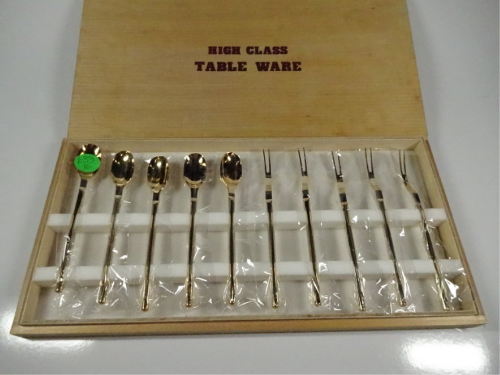 10 PC GOLD TONE TABLEWARE, INCLUDES 5 GOLD TONE SPOONS: 10 PC GOLD TONE TABLEWARE, INCLUDES 5 GOLD TONE SPOONS AND 5 GOLD TONE 4 FORKS, IN ORIGINAL CASE