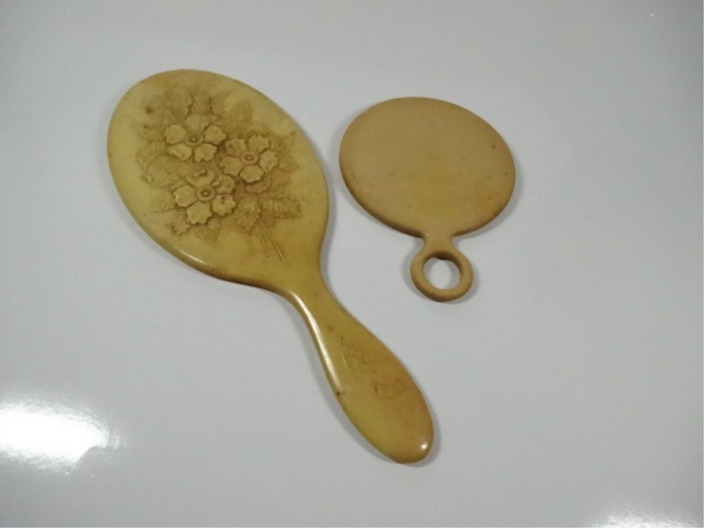 2 VINTAGE CELLULOID HAND MIRRORS, LARGEST APPROX 10" (1 of 4)