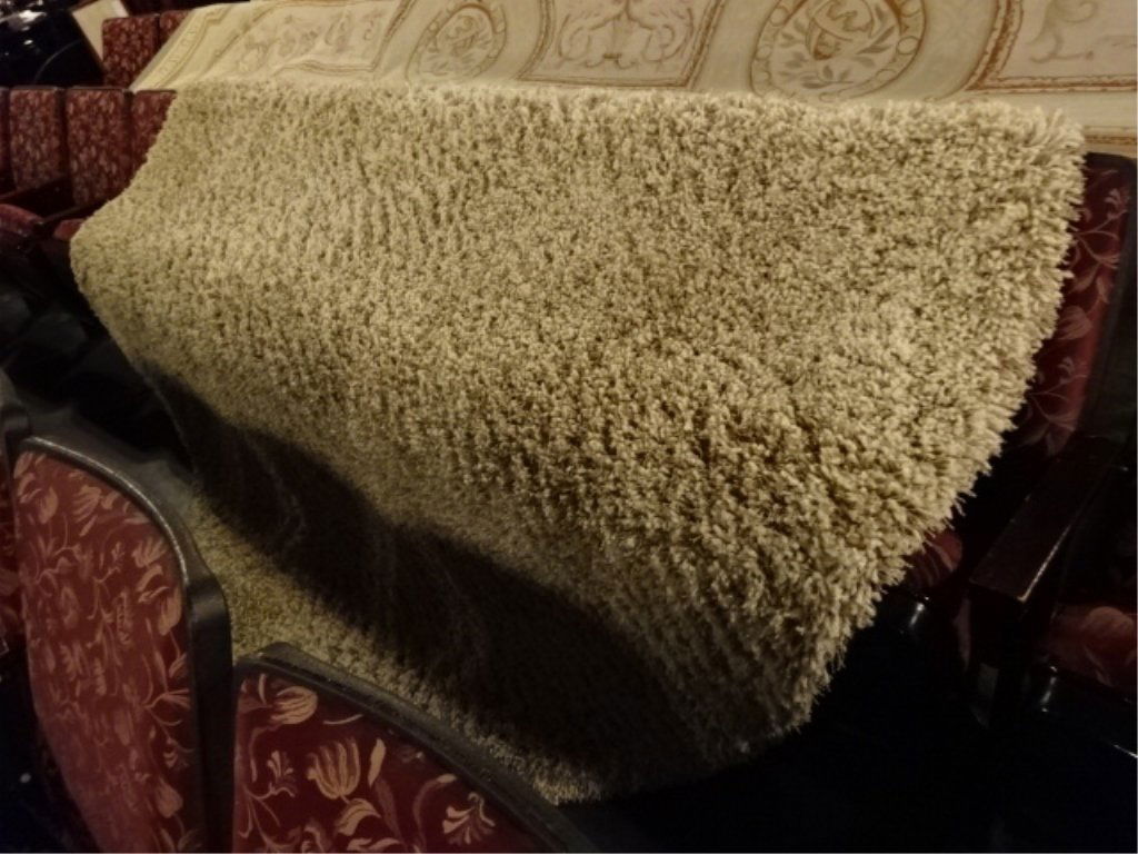 ROUND 7 FT BEIGE SHAG RUG, VERY GOOD CONDITION (1 of 2)