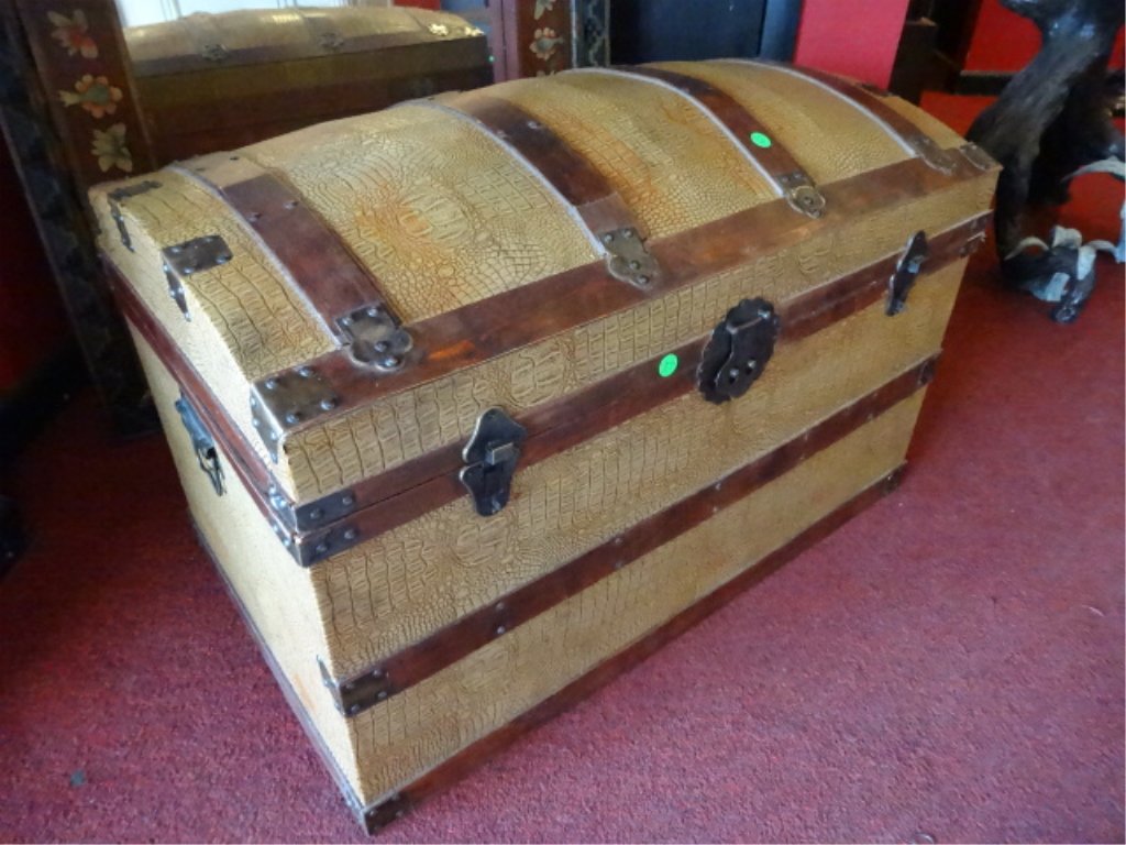 LARGE WOOD AND METAL CHEST, EXCELLENT GENTLY USED: LARGE WOOD AND METAL CHEST, EXCELLENT GENTLY USED CONDITION, APPROX 2.5'W, SKU714.17