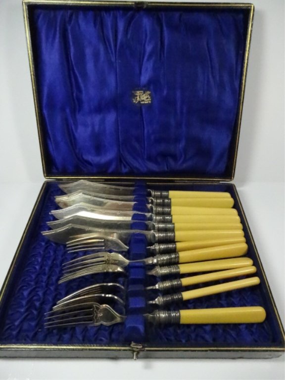 12 PC VINTAGE BAKELITE HANDLE KNIVES & FORKS, APPROX 8 (1 of 8)