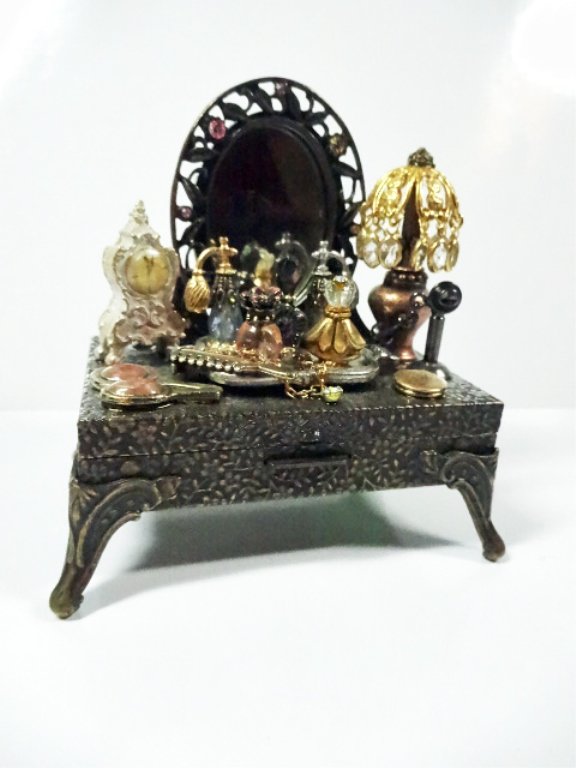 TRINKET BOX IN THE FORM OF A MINIATURE VANITY WITH (1 of 9)