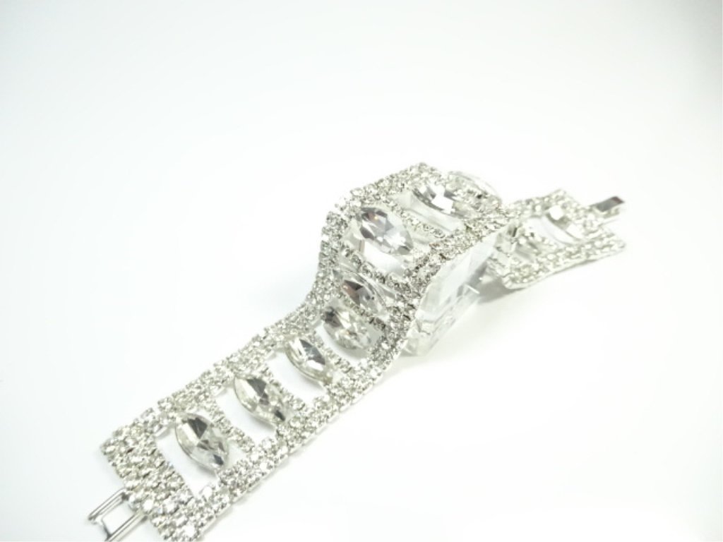 COSTUME JEWELRY BRACELET, MARQUISE SHAPES, CLEAR (1 of 3)