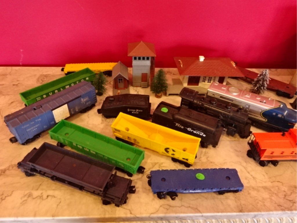 GROUP LOT LIONEL TRAIN SET, INCLUDES LOCOMOTIVES, CARS, (1 of 9)