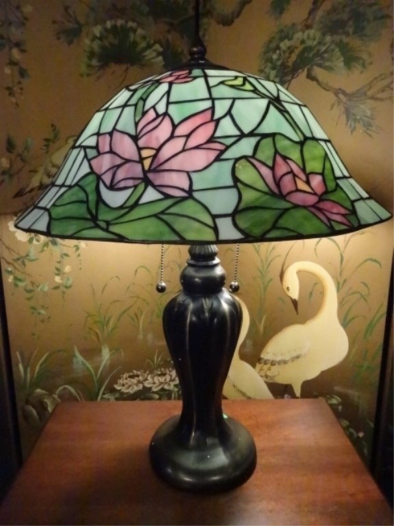 TIFFANY STYLE STAINED LEADED GLASS LAMP, PINK AND GREEN: TIFFANY STYLE STAINED LEADED GLASS LAMP, PINK AND GREEN FLORAL SHADE, BY SPLENDOR LIGHTING, ART NOUVEAU STYLE METAL BASE, NEW WITH ORIGINAL BOX FOR SHIPPING, APPROX 24"H, SKU773.02