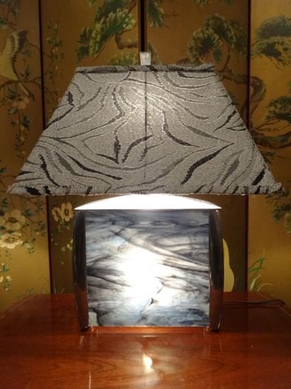 SPLENDOR LIGHTING SLAG GLASS LAMP, LIGHTED ALUMINUM: SPLENDOR LIGHTING SLAG GLASS LAMP, LIGHTED ALUMINUM BASE WITH SLAG GLASS PANELS, TEXTURED SHADE, NEW SHOWROOM CONDITION, APPROX 25"H, SKU745.03